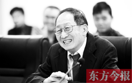 10月24日，美籍華人、諾貝爾物理學(xué)獎(jiǎng)獲得者崔琦先生來(lái)鄭訪問(wèn)
