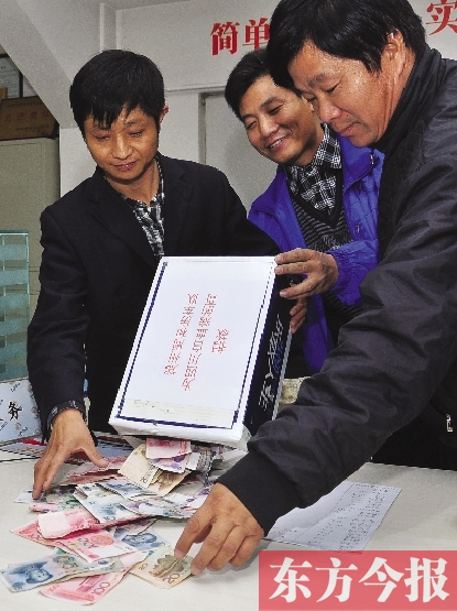 11月2日，鄭州眾多出租車司機為成都身患重病的的哥鄺德生募捐