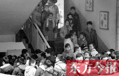 某小學(xué)的學(xué)生走下樓梯放學(xué)。2013年年底前，河南省將掛牌督導(dǎo)覆蓋所有中小學(xué)校。