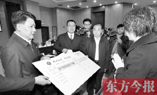 11月5日，省高院院長張立勇（左三）與最高法院執(zhí)行局局長劉貴祥（左一）一起將執(zhí)行款發(fā)放到當事人手中