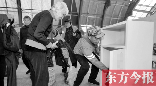 11月5日，孫德坤把棉衣送到今報(bào)的一處“愛有所衣”站點(diǎn)