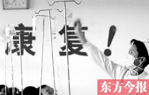 不少人嫌去醫(yī)院看病費(fèi)時(shí)費(fèi)錢，可是很多病癥并不是網(wǎng)上問問專家、自行買藥吃就能治療的