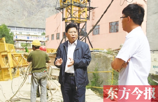 新鄉(xiāng)市援疆前方指揮部指揮長、伊吾縣委副書記鄭援越（中）深入一線調(diào)研