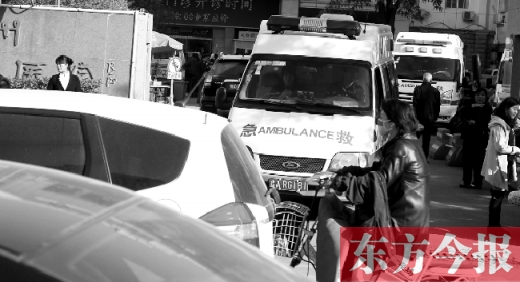 馬路上的機(jī)動(dòng)車越來越多，臨著大路鄭州市第一人民醫(yī)院門口，出急診的救護(hù)車常常遭遇堵車