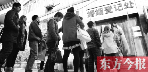 昨日，鄭州市中原區(qū)婚姻登記處等待“領(lǐng)證”的情侶們將隊(duì)伍延伸至辦事大廳大門外