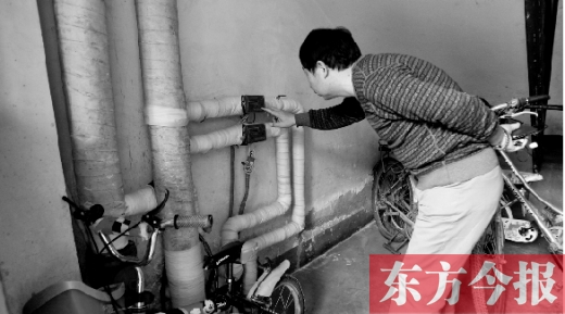 11月11日，一位市民在查看自己的熱計(jì)量表