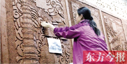 昨天上午，鄭州雕塑壁畫院的藝術(shù)家們正在創(chuàng)作鄭州地鐵文化主題墻的雕塑作品