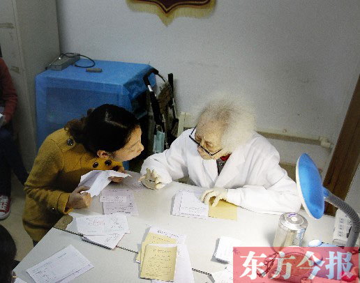 昨日，97歲的“醫(yī)生奶奶”胡佩蘭在給患者看病