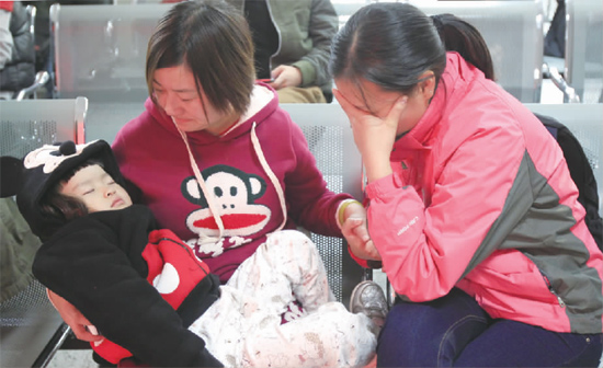 昨日，9時35分，堅守在手術(shù)室外的嘟嘟在媽媽懷里睡著了，因被眼前的真情觸動，今報記者趙丹流下了眼淚