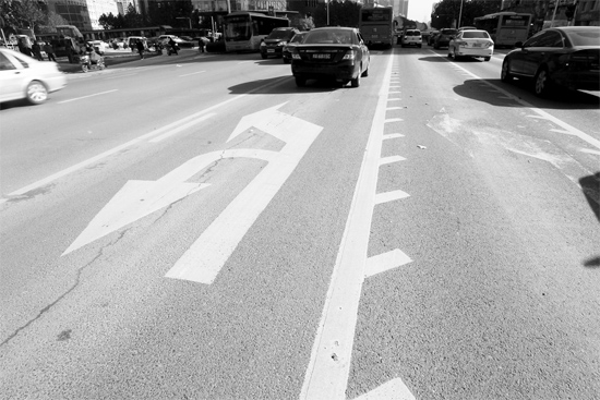 昨日，鄭州市金水路未來路口的“魚刺”車道，好多司機(jī)不知道咋走