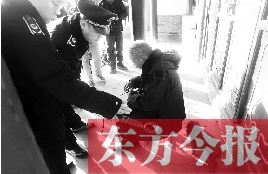 昨日，鄭州市管城區(qū)執(zhí)法局對轄區(qū)一只狗狗檢查是否辦過證 東方今報首席記者 劉棟杰 攝