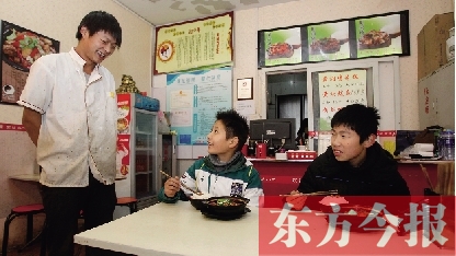 11月30日，鄭州市81中的兩位學(xué)生用勞動為自己掙了一頓中午飯，心里很高興