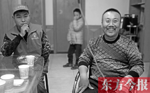12月2日，“豫殘聯(lián)盟”辦公室里，袁海軍打著點(diǎn)滴與殘疾人朋友們探討著接下來的公益事業(yè)