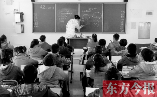 一位老師在給學(xué)生們上課。近日，教育部發(fā)布規(guī)定，再次強調(diào)“師德紅線”