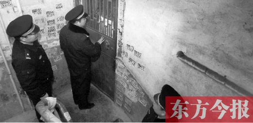 12月3日，鄭州市隴海路。執(zhí)法人員欲進(jìn)入一戶未辦狗證的居民家中，強(qiáng)行將狗帶走