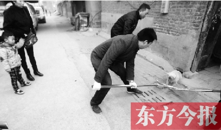 12月3日，鄭州市隴海路。執(zhí)法人員對(duì)一只“辦了證卻不系繩”的狗進(jìn)行捕捉