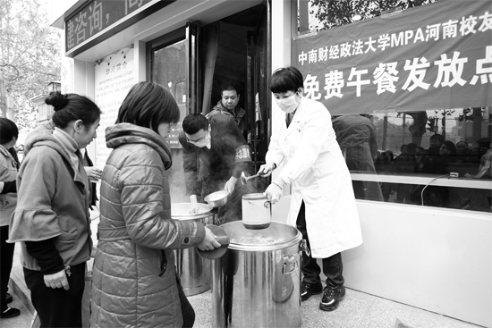 鄭州市經(jīng)一路和緯五路交叉口，免費午餐吸引了很多人排隊