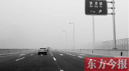 昨天上午，東方今報(bào)記者跟隨鄭州市交巡警部門，提前探路已具備通車條件的鄭州市三環(huán)快速路