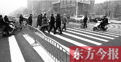 昨日，鄭州市建設(shè)路百花路口，馬路斑馬線被交通護(hù)欄隔斷