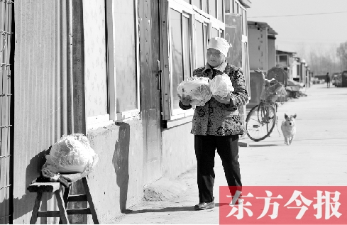 在京水村的臨時(shí)過渡區(qū)內(nèi)，62歲的村民白小英對(duì)未來的生活充滿期待