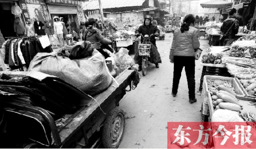 和所有的都市村莊一樣，老鴉陳也充滿著形形色色的人，窄窄的巷子因占道經(jīng)營(yíng)變得更加狹窄