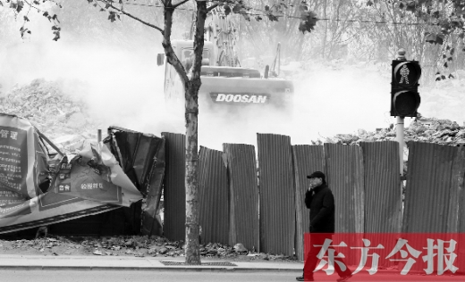 昨日，鄭州市未來路與緯四路交叉口一工地施工不除塵，加重了空氣污染