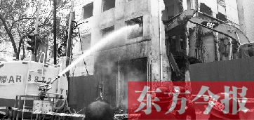 昨天早上8點(diǎn)半，鄭州市農(nóng)業(yè)路一拆遷工地，用兩臺(tái)噴水車噴水除塵，有效地阻止了施工揚(yáng)塵