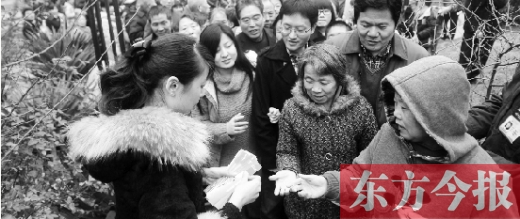 12月8日，鄭州市民排隊(duì)領(lǐng)取地鐵試乘劵。