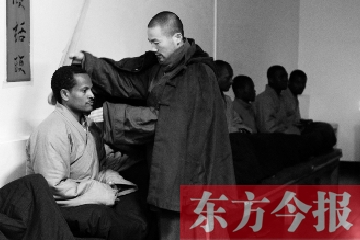 少林功夫講究禪武合一，坐禪當(dāng)然少不了,別看就是坐坐，姿勢都要師傅教