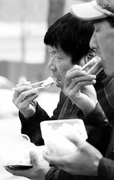 昨天，幾十名網(wǎng)友響應(yīng)王孝力的號召，送餃子給鄭州市南陽路立交橋下的務(wù)工人員