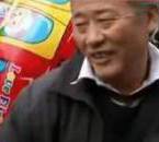 采訪我先買個(gè)氣球吧！大爺霸氣回答