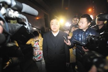 1月15日，重慶，庭審結(jié)束，張貴英的辯護(hù)律師接受媒體采訪。