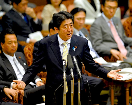 23日，安倍在參議院預(yù)算委員會發(fā)表講話。