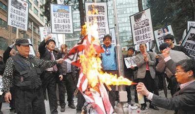  25日，首爾，韓國(guó)民眾舉行集會(huì)，抗議日本首相安倍晉三否認(rèn)侵略歷史、袒護(hù)內(nèi)閣大臣參拜靖國(guó)神社。