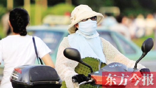 　昨日，鄭州街頭，一些女士全副“捂”裝，只為防暑防曬