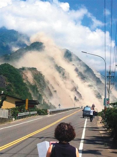地震造成大面積山崩。網絡截圖