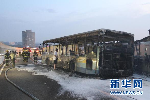 　　這是6月7日拍攝的廈門高架路上的快速公交起火事故現(xiàn)場。新華社發(fā)