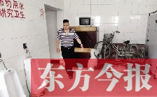 男廁中擺放的電視機(jī)、柜子、自行車等物品