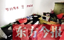 廁所進(jìn)門中廳，擺放著灶臺、餐桌、床鋪等，乍一看像個(gè)客廳