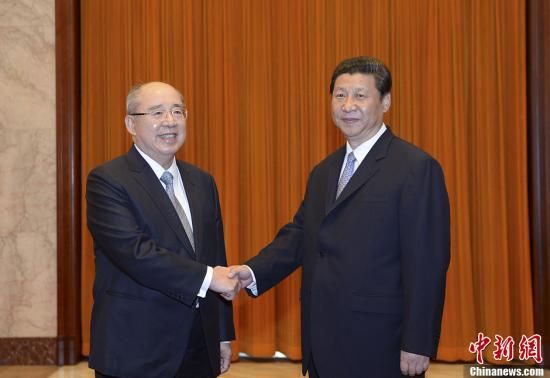 中共中央總書記習(xí)近平13日下午在北京人民大會(huì)堂會(huì)見了中國(guó)國(guó)民黨榮譽(yù)主席吳伯雄率領(lǐng)的國(guó)民黨大陸訪問(wèn)團(tuán)一行。中新社發(fā) 廖攀 攝