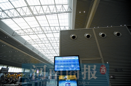 　鄭州東站三樓候車大廳，雖然空調(diào)處有涼風(fēng)吹出，但陽(yáng)光通過(guò)頂棚照進(jìn)，導(dǎo)致整個(gè)大廳的空調(diào)制冷效果不明顯