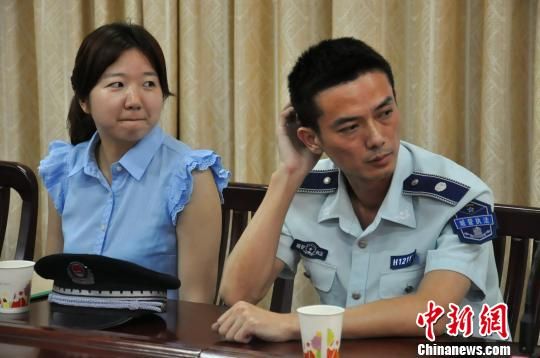 圖為參與“體驗(yàn)式執(zhí)法”的兩名城管隊員?！埱邸z