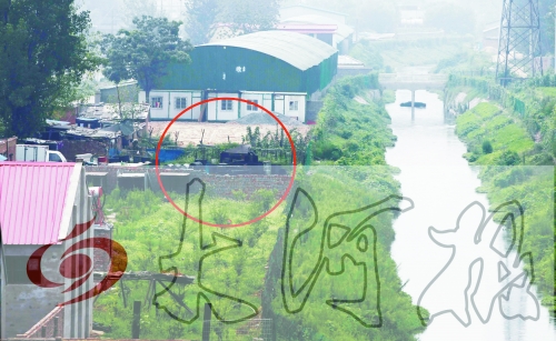 　彩虹橋西南側(cè)有一個大型地溝油加工窩點，廢水流入旁邊的排水渠。