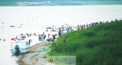 龍湖成為“第一浴場”，對市民是堵還是疏值得探討。