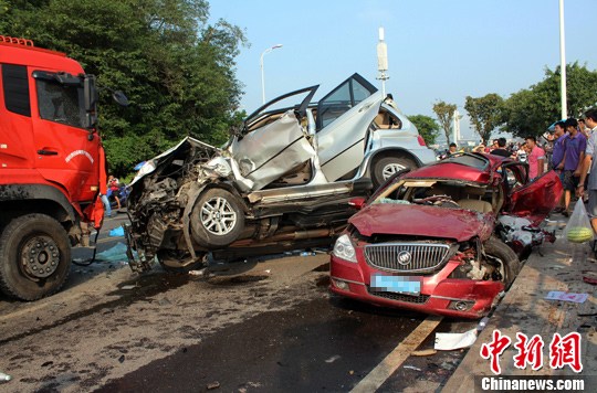 　　8月27日，四川宜賓城區(qū)濱江環(huán)線公路發(fā)生一起3車連環(huán)相撞的交通事故，已致4死2重傷。目前，2名重