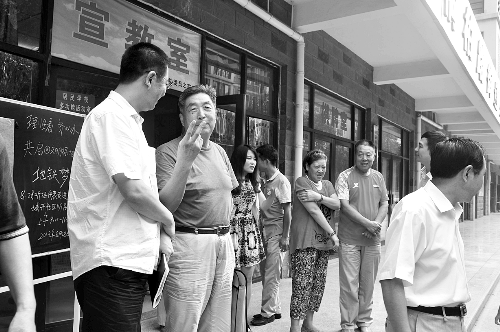 盧法舜（左二）伸出兩根手指，建議實行2元通票制。