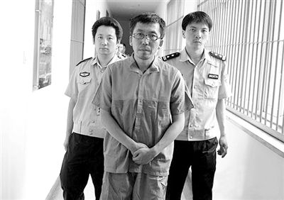 警方押解犯罪嫌疑人“立二拆四”。