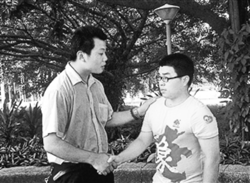 　王強(qiáng)（左）幫助的林富軍，今年考上了深圳大學(xué)。