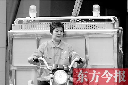 鄭州市金水區(qū)目前發(fā)放的第一批30輛新垃圾清運(yùn)車，已投入使用