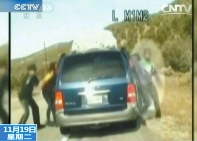 雷爾與警察爭執(zhí)，費雷爾兒子下車試圖保護媽媽。